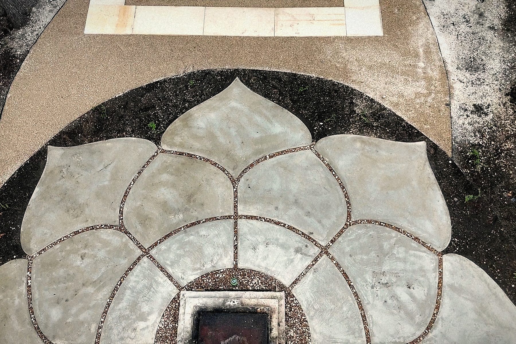 The centre from straight above: the plinth for the fire, the inner ring, the petals meeting at the joints.